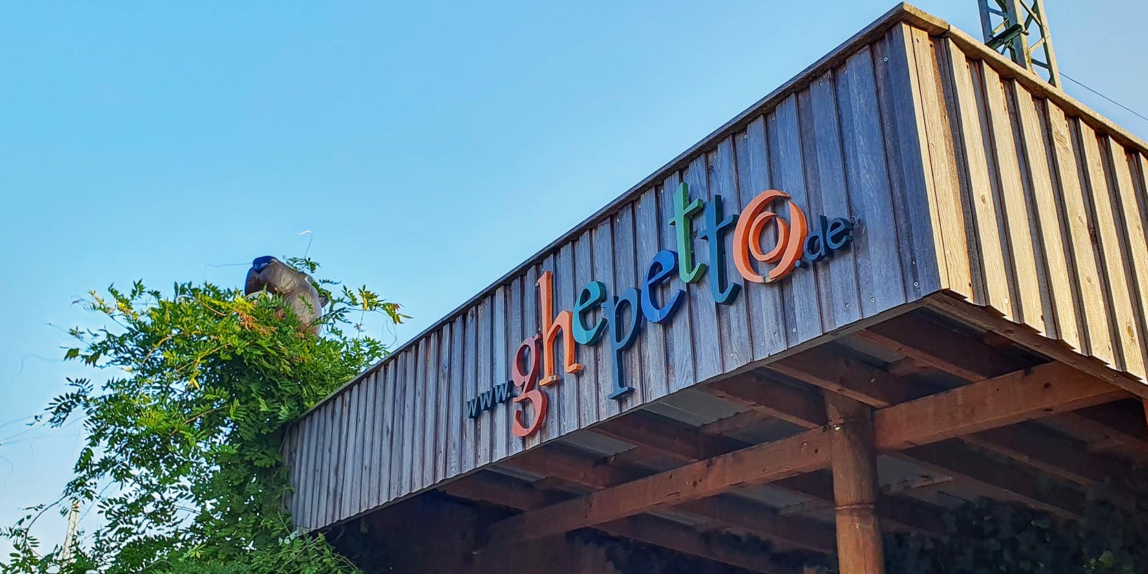 ghepetto Eingangsbereich Raucherbude_Header2 Logo_Spiel_und_Freizeit_Nord